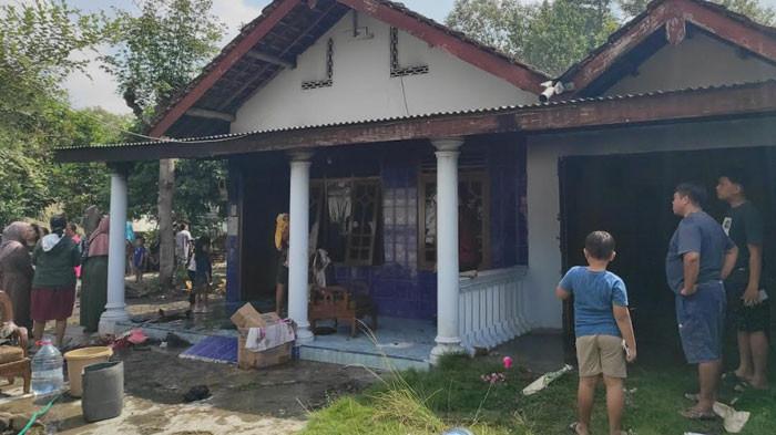 Sepeda Listik dan Motor Ludes, Kerugian Kebakaran Rumah Warga di Sanankulon Blitar Capai Rp 100 Juta