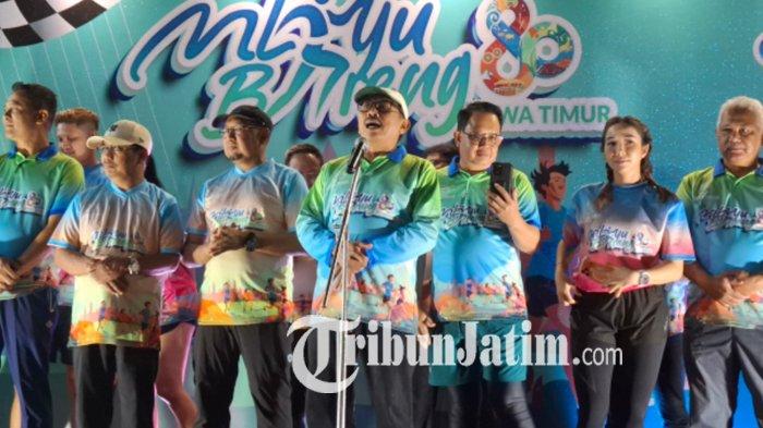 PEMBUKAAN - Ketua DPRD Jawa Timur, Musyafak Rouf didampingi sejumlah pejabat setempat dan artis papan atas, memberangkatkan peserta Mlayu Bareng, di Alun-alun Ngawi, Jumat (31/10/2025) malam. Ajang Mlayu Bareng diikuti belasan ribu peserta yang didominasi Gen Z, sebagai rangkaian HUT Pemerintah Provinsi Jawa Timur.