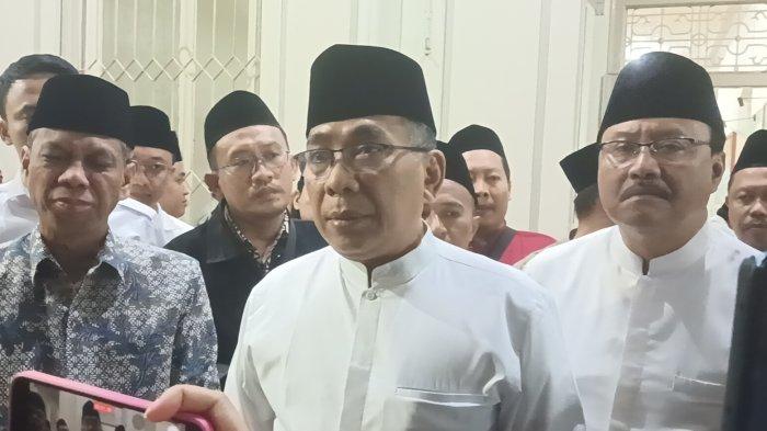 Ketua Umum PBNU KH Yahya Cholil Staquf (Gus Yahya) saat memberikan penjelasan disela kunjungan di PCNU Surabaya, Senin (12/8/2024) malam.