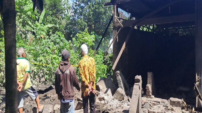 TKP - Kondisi TKP pabrik tahu usai ketel uap meledak, Desa Sutojayan, Kecamatan Pakisaji, Kabupaten Malang, Sabtu (31/1/2026). Satu korban dikabarkan meninggal dunia. 