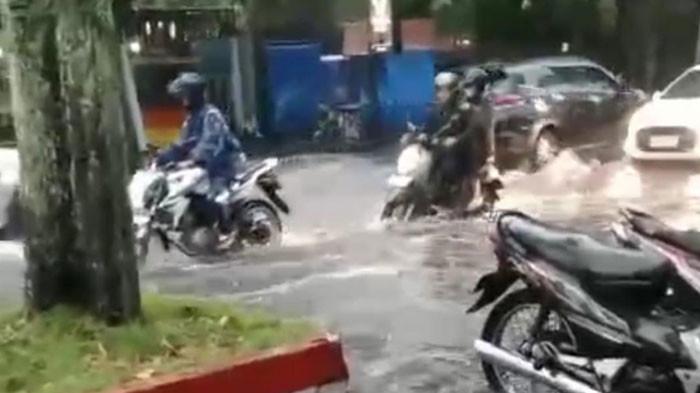 BANJIR - Kondisi banjir di Jalan Wilis Kecamatan Klojen Kota Malang saat hujan deras pada Rabu (22/10/2025). Sejumlah wilayah di Kota Malang mengalami banjir bersamaan dengan hujan deras selama 3 jam.
