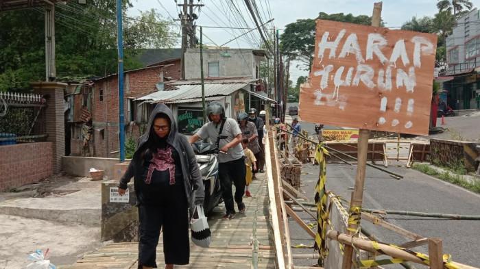Jembatan Sonokembang Ambrol, Warga Malang Swadaya Bangun Jembatan Bambu Darurat Sepanjang 12 Meter