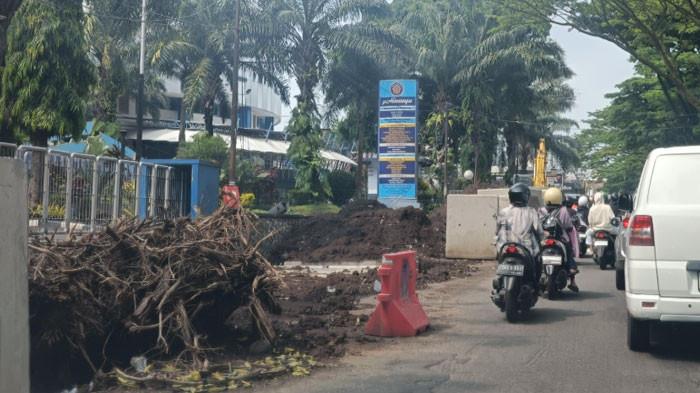 Pedagang di Jalan Suhat Malang Keluhkan Omzet Anjlok Akibat Proyek Drainase