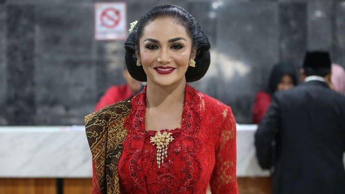 Krisdayanti usai pelantikan anggota DPR, DPD, dan MPR periode 2019 - 2024 pada sidang paripurna di Kompleks Parlemen, Senayan, Jakarta, Selasa (1/9/2019) pagi.