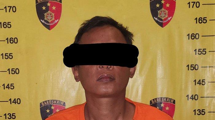 COPET - Kuli bangunan berinisial MS (51) sepertinya tak kapok meringkuk di balik jeruji besi penjara. Setelah tiga kali keluar masuk penjara, MS ditangkap Anggota Unit Reskrim Polsek Wonokromo Polrestabes Surabaya, karena terlibat kasus pencurian ponsel modus copet, Minggu (9/11/2025).