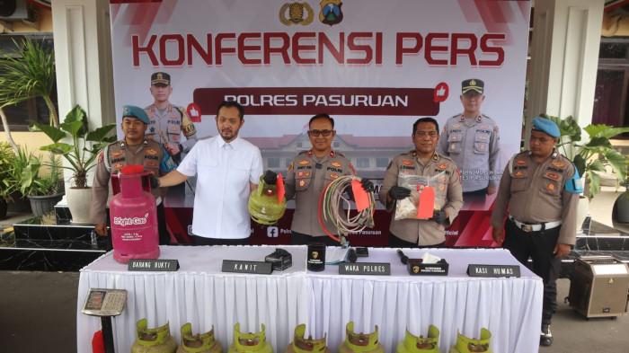 LPG OPLOSAN - Polres Pasuruan bongkar praktek oplos LPG yang dilakukan 2 orang tersangka, Jumat (10/4/2026). LPG oplosan tersebut dijual dengan harga miring hingga hanya tersisa gas saja, modal pakai es.