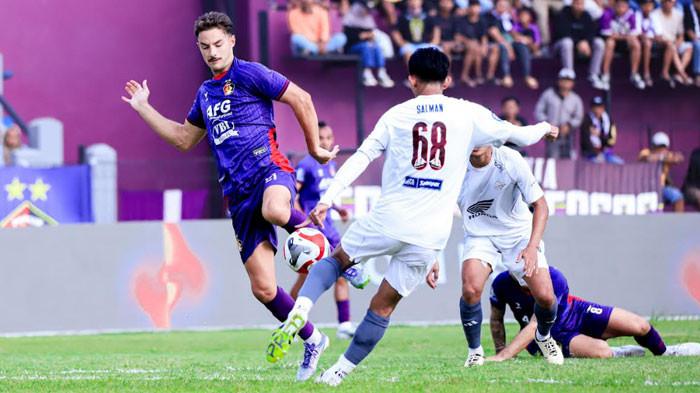 Persik Kediri Tahan Imbang PSM Makassar 1-1, Drama Kartu Merah Novri Setiawan Jadi Sorotan