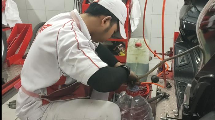 Sudah 3 Hari Bengkel Resmi di Bangkalan Dibanjiri Motor Brebet Usai Isi Pertalite, Tangki Dikuras