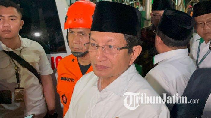 MENINJAU - Menteri Agama RI, Nasaruddin Umar meninjau langsung proses evakuasi korban di Pondok Pesantren Al Khoziny Sidoarjo, Jawa Timur, pasca insiden ambruknya musala hingga memakan korban jiwa. Dalam kunjungan pada Selasa (30/9/2025) petang, secara khusus Menag berharap seluruh proses evakuasi berjalan lancar. 