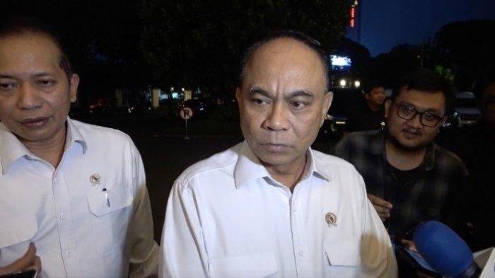 JUDI ONLINE - Menteri Koperasi (Menkop), Budi Arie Setiadi di Istana Kepresidenan, Jakarta, Kamis (8/5/2025). Budi Arie enggan menjawab ketika ditanya awak media soal dirinya masuk dalam dakwaan kasus judi online. Pernyataan Menkop Budi Arie catut nama PDIP bikin Megawati Soekarnoputri marah.