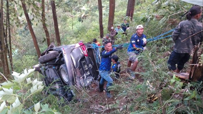 REM BLONG- Mobil Innova pelat asal Surabaya terjun ke jurang diduga akibat rem blong, Polisi dan potensi relawan bersama warga segera menolong korban untuk dievakuasi ke Rmah Sakit Sumber Glagah, Pacet 