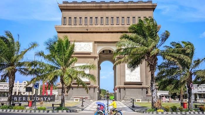 TEMPAT WISATA - Monumen Simpang Lima Gumul salah satu landmark Kabupaten Kediri, Jawa Timur.