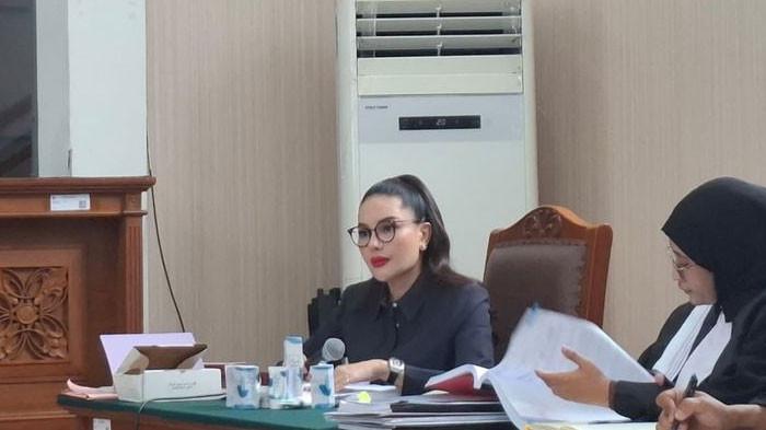 SIDANG PEMERASAN - Artis Nikita Mirzani dalam pemeriksaan saksi persidangan dugaan pencemaran nama baik dan TPPU di PN Jakarta Selatan, Kamis (14/8/2025). Nikita menyombongkan tarif endorse di hadapan hakim.