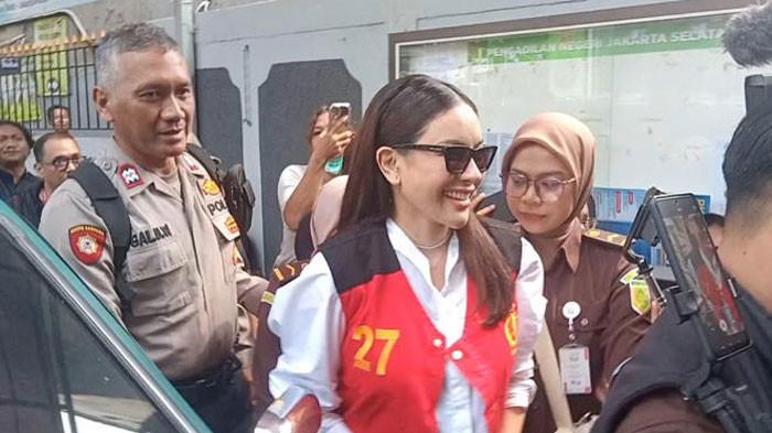 SIDANG - Nikita Mirzani di Pengadilan Negeri Jakarta Selatan. Nikita Mirzani tertawa mengejek Reza Gladys setelah menjalani persidangan kasus dugaan pemerasan dan Tindak Pidana Pencucian Uang (TPPU) di Pengadilan Negeri Jakarta Selatan, Kamis (24/7/2025).