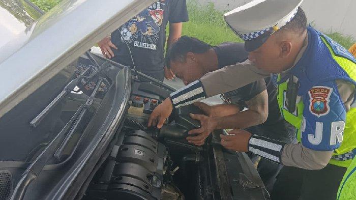 Aksi Anggota PJR Polda Jatim Jadi Montir Dadakan saat Mobil Pemudik Mogok di Tol Surabaya-Mojokerto
