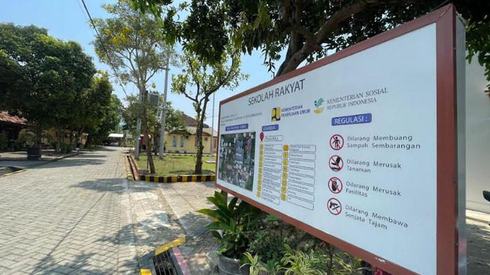 Sekolah Rakyat - Papan Sekolah Rakyat (SR) Tuban yang saat ini masih menempati Balai Latihan Kerja (BLK) Kabupaten Tuban, Jumat (3/10/2025). SR merupakan program pendidikan berbasis asrama dari pemerintah pusat bagi anak-anak kurang mampu.