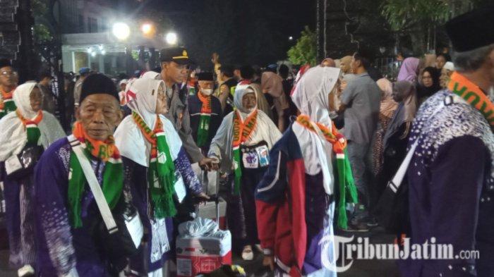 Keberangkatan CJH Bojonegoro Diwarnai Tangis Keluarga, 80 Jemaah Menyusul ke Asrama Haji Sukolilo