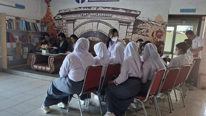 DIBERHENTIKAN SEPIHAK - 11 siwa yang diberhentikan sepihak oleh SMAN 5, Kota Bengkulu mendatangi, Kantor Perwakilan Ombudsman, Bengkulu, Senin (15/9/2025). Para orang tua mengeluhkan terkait nasib anak-anaknya yang telanjur masuk sekolah.