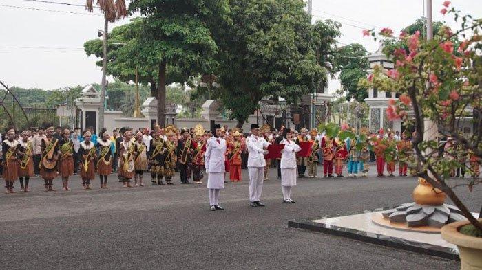 Kenakan Beragam Pakaian Adat, Pasukan Bhineka Tunggal Ika Meriahkan Hari Sumpah Pemuda di Tuban