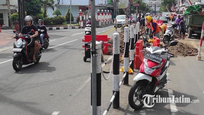 Pembatas Jalan di Jl Merdeka Kota Blitar Dibongkar Jelang Event Blitar Ethnic National Carnival II