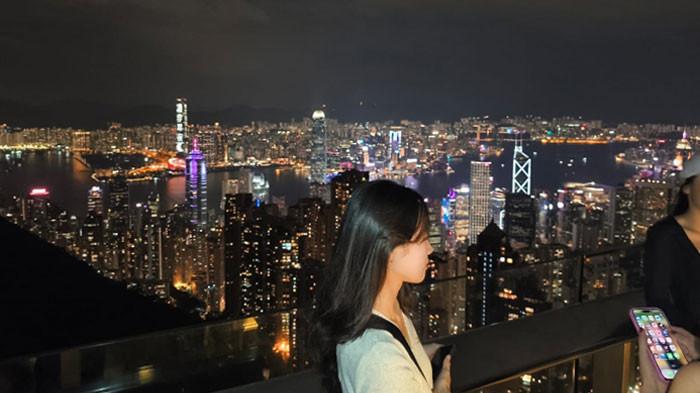Pemandangan dan panorama Kota Hong Kong yang indah di lihat dari Sky Terrace 428