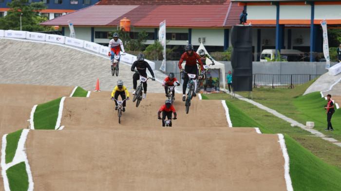 BMX - Pembalap beradu dalam Banyuwangi BMX Supercross 2025 di Sirkuit BMX Muncar, Banyuwangi, selama dua hari, 15 - 16 November 2025. Sirkuit BMX Muncar Banyuwangi merupakan sirkuit supercross berstandar Olimpiade yang pertama di Asia Tenggara.