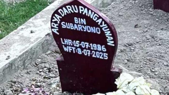 Istri Heran usai 3 Kali Diteror Pasca Arya Daru Meninggal, Makam Diacak-acak hingga Amplop Kamboja