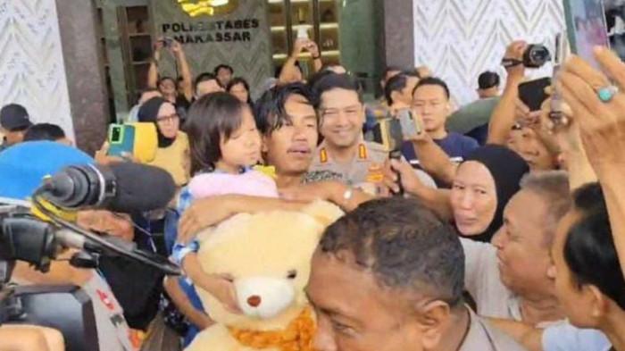PENCULIKAN ANAK - Bilqis Ramdhani yang digendong sang ayah Dwi Nursam setelah sempat dinyatakan hilang hampir sepekan dan tiba di Polrestabes Makassar, Jalan Ahmad Yani, Kota Makassar, Sulsel, Minggu (9/11/2025).