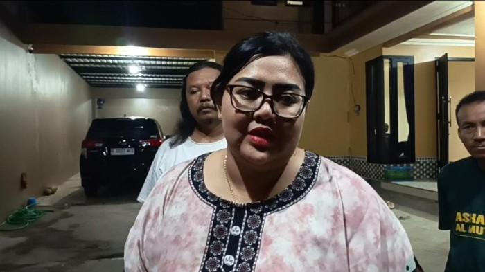 UTANG PIUTANG - Pengusaha Pacitan, Citra Margaretha saat memberikan keterangan tentang penggeledahan di rumahnya, Desa Bangunsari, Kecamatan/Kabupaten Pacitan, Jatim. Citra sebut masalah TPPU Bupati Ponorogo Non Aktif Sugiri Sancoko.