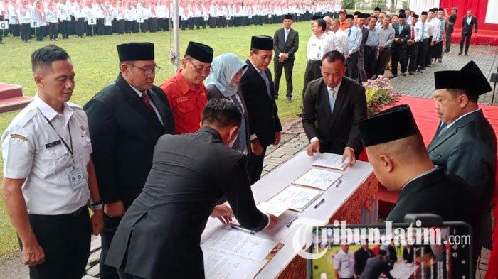 Di Bawah Guyuran Hujan, 4.101 Pegawai di Jombang Terima SK Pengangkatan PPPK Paruh Waktu