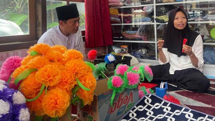KEMBANG ENDHONG - Perajin membuat kembang endhog pesanan pembeli, beberapa waktu lalu. Kembang endhog banyak dicari untuk perayaan pawai endhog-endhogan di Banyuwangi.