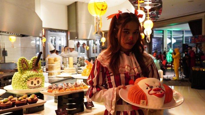 Perayaan Halloween di Hotel Ciputra World Surabaya dengan beragam menu pembuka sampai penutup yang dihadirkan dengan tematik menyeramkan. Kreasi khusus para chef untuk meramaikan pesta kostum dan makan malam tersebut