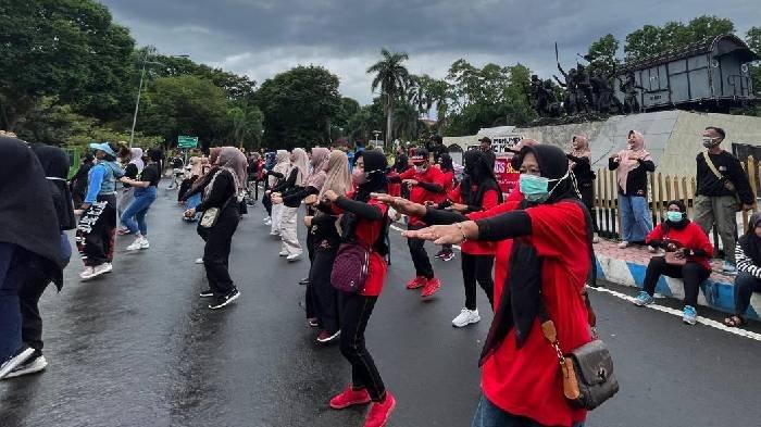 Aksi Long March Warnai Peringatan Hari AIDS Sedunia di Bondowoso, Ajak Para ODHA Tidak Minder