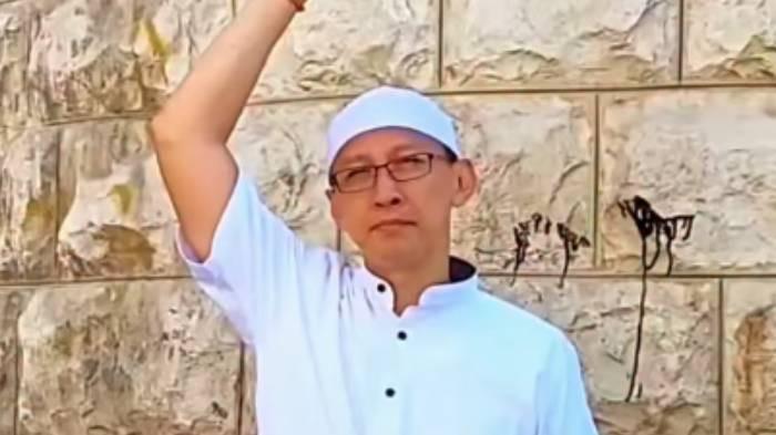 DIUSIR - Permadi Arya alias Abu Janda, pegiat medsos yang diusir keluar saat acara talkshow.