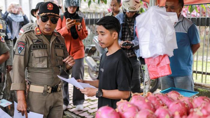 DITERTIBKAN: Personel Satpol PP berikan pemahaman terhadap PKL yang jualan di trotoar Jalan Kartini Jember, Jawa Timur, Selasa (10/3/2026) Hal ini sebagai langkah awal menertibkan PKL Liar di Jember.
