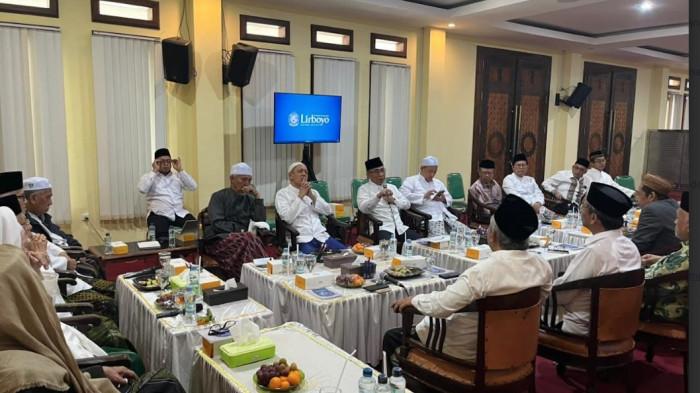 MUSYAWARAH PBNU - Pertemuan antara Rais Aam Pengurus Besar Nahdlatul Ulama (PBNU) KH Miftachul Akhyar bersama jajaran Syuriah PBNU dengan Mustasyar PBNU, termasuk Ketua Umum PBNU KH Yahya Cholil Staquf (Gus Yahya), Kamis (25/12/2025). Pertemuan tersebut berlangsung di Pondok Pesantren Lirboyo, Kota Kediri.