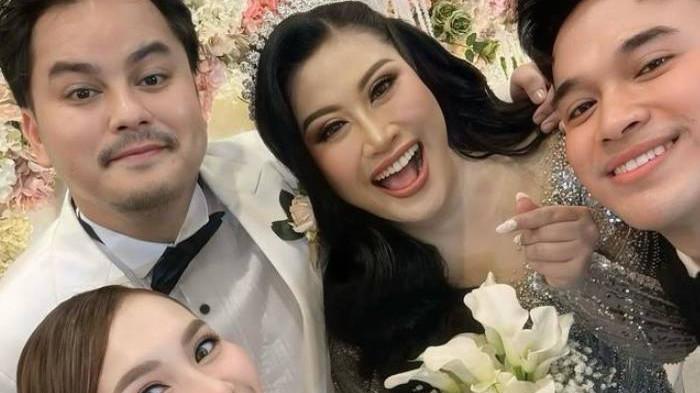 BOIYEN NIKAH - Ayu Ting Ting hingga Anwar BAB menghadiri pesta pernikahan Boiyen dan Rully Anggi Akbar yang digelar di ICE BSD, Tangerang Selatan, Sabtu (15/11/2025).