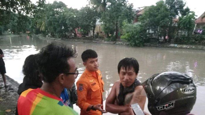 BREAKING NEWS - Orang Tenggelam di Sungai Ngagel Surabaya, Korban Lambaikan Tangan Minta Pertolongan