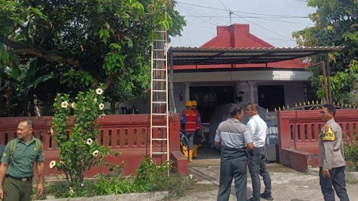 OLAH TKP: Petugas kepolisian Polsek Singosari melakukan olah TKP pekerja tersengat listrik di Jalan Imam Bonjol, Desa Ardimulyo, Kecamatan Singosari, Kabupaten Malang, Selasa (8/7/2025). Korban tersengat listrik saat mengganti kabel.