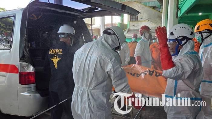 EVAKUASI - Petugas mengevakuasi korban ambruknya bangunan di Pondok Pesantren Al Khoziny Sidoarjo, Jawa Timur. Kali ini korban berhasil dievakuasi dari sektor A2, Sabtu (4/10/2025) siang. 