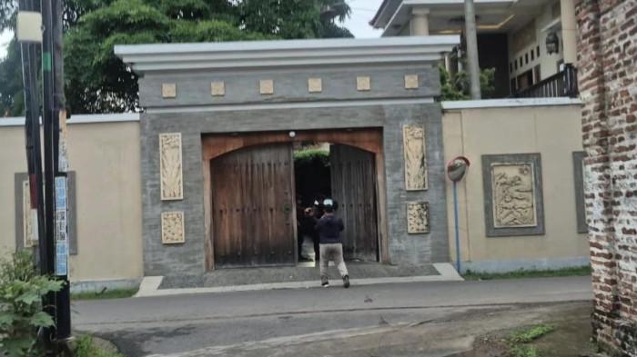 Petugas saat menutup rumah Indah Bekti Pertiwi, di Kelurahan Cokromenggalan