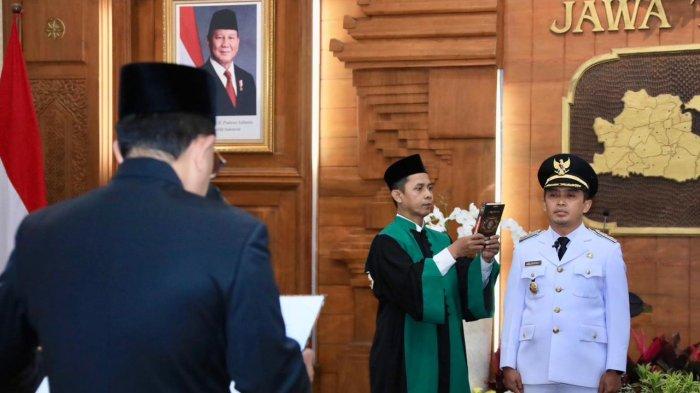 Penjabat Gubernur Jawa Timur Adhy Karyono melantik dan mengambil sumpah jabatan Wakil Walikota Pasuruan Adi Wibowo sebagai Walikota Pasuruan Sisa Masa Jabatan Hasil Pilkada Serentak Tahun 2020 di Gedung Negara Grahadi, Surabaya, Senin (23/12/2024) sore. 