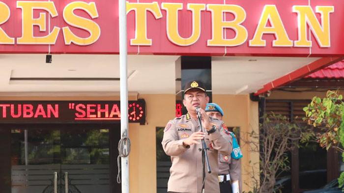 BERI ARAHAN - Plt Kapolres Tuban, Kombes Pol Agung Setyo Nugroho, memimpin apel pagi perdana di Mapolres Tuban, Rabu (10/12/2025). Dalam arahannya, ia langsung mengingatkan seluruh anggota untuk meningkatkan pelayanan serta menjaga kepercayaan masyarakat.