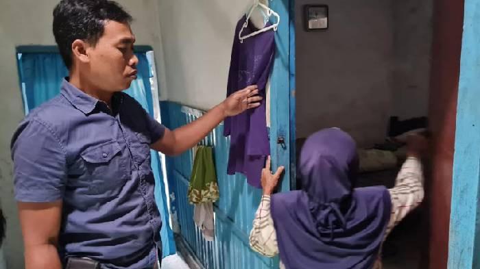 PEMBOBOLAN RUMAH - Polisi saat melakukan olah TKP di rumah korban Sumarti di Dusun Legundi, Desa Krikilan, Kecamatan Driyorejo, Kabupaten Gresik, Rabu (25/2/2/2026) malam.