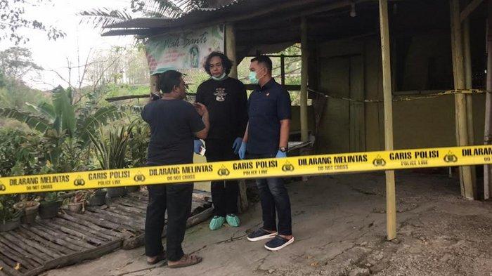 OLAH TKP - Polisi mendatangi lokasi kejadian dugaan pembunuhan di sebuah warung perbatasan Madiun-Nganjuk, tepatnya di Desa Pajaran, Kecamatan Saradan, Kabupaten Madiun, Jawa Timur, Kamis (16/10/2025). SUN (55), warga Dusun Sampung, Desa Tawangrejo, Kecamatan Gemarang, Kabupaten Madiun, ditemukan tewas dengan luka tusuk di dalam warungnya.