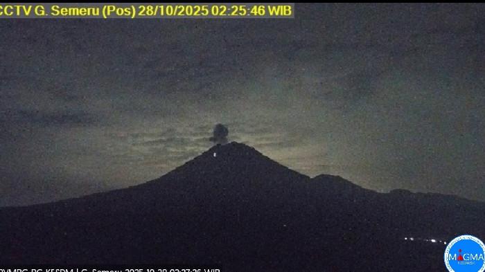 Gunung Semeru Erupsi Lagi, Luncurkan Lava Pijar Sejauh 2 Km ke Arah Besuk Kobokan