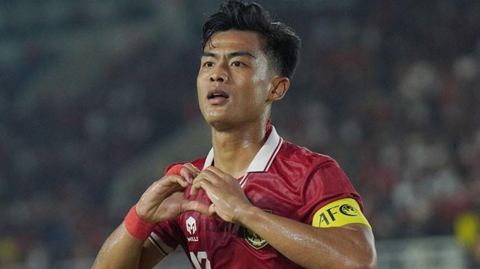 PRATAMA ARHAN - Bek kiri Timnas Indonesia, Pratama Arhan viral di media sosial. Rumahnya di Blora, Jawa Tengah ramai didatangi fans perempuan usai resmi cerai dari Azizah Salsha.