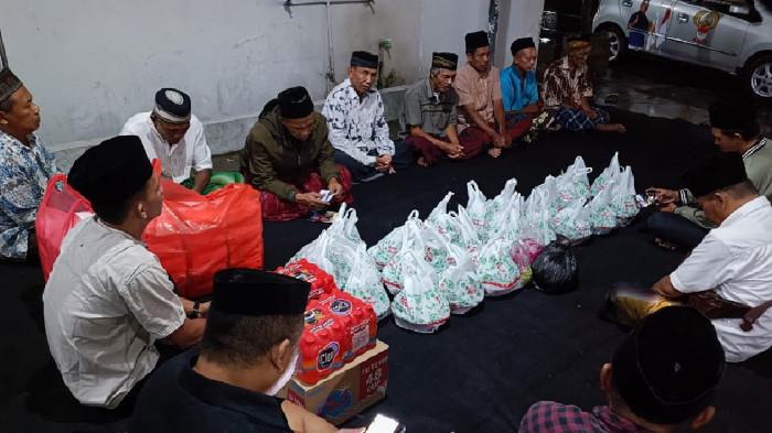 DOA BERSAMA - Sejumlah warga Desa Rejoagung, Kecamatan Kedungwaru, Kabupaten Tulungagung, Jawa Timur menggelar doa bersama untuk dua mahasiswi UIN Tulungagung yang jadi korban kecelakaan lalu lintas depan SPBU Rejoagung, Rabu (5/11/2025). Dua korban adalah Faizatul Maghfiroh (22) dan Zahrotun Mas’udah (22), tewas usai ditabrak  Bus Harapan Jaya pada Jumat (31/10/2025).