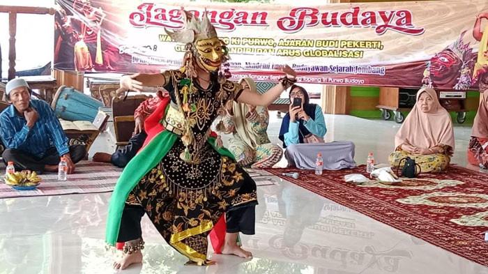 TOPENG JATIDUWUR - Produksi pembuatan wayang topeng jatiduwur yang dikerjakan di Desa Jatiduwur, Kecamatan Kesamben, Kabupaten Jombang, Jawa Timur, Selasa (21/4/2026). Menjaga tradisi dari kayu waru.