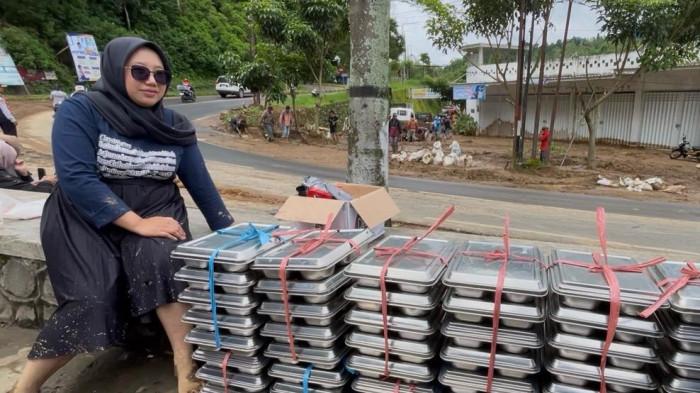 Program Makan Bergizi Gratis (MBG) tetap diberikan dan dimakan para wali murid yang kerja bakti usai sekolah MI Mabruk Qur'an terkena imbas banjir dan longsor di Kecamatan Pujon, Kabupaten Malang, Kamis (22/1/2026)